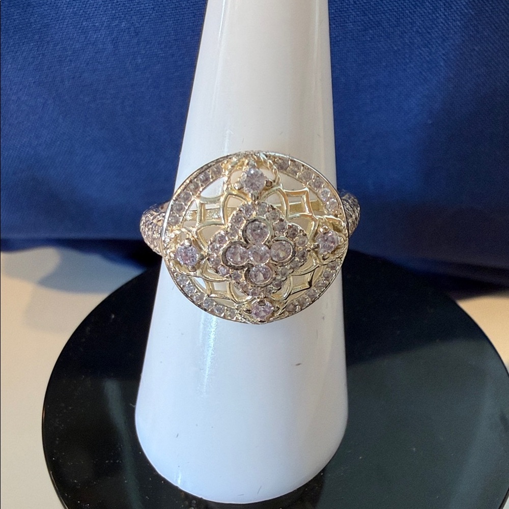 Elegant Silver and Gold Floral Ring